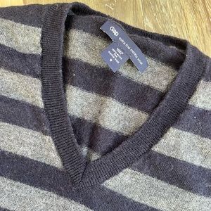 Gap Extra Fine Merino Wool V-Neck Navy Striped Mens Sweater Size Small